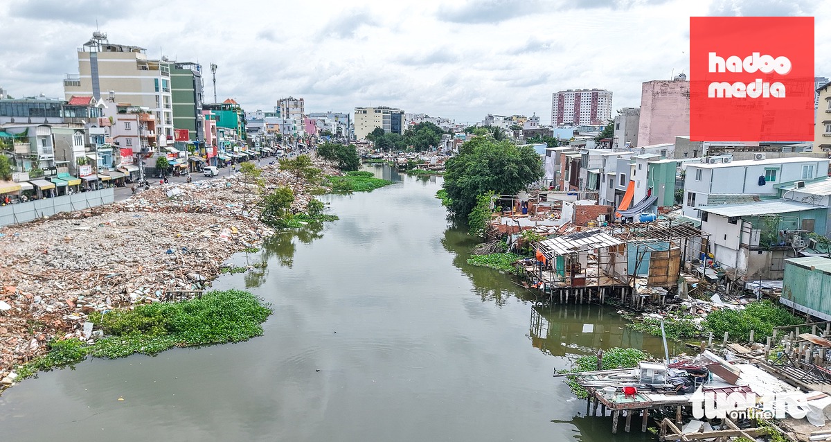 Dự án rạch Xuyên Tâm có 3 gói thầu xây lắp, trong đó đoạn từ kênh Nhiêu Lộc - Thị Nghè đến cầu Bùi Đình Túy, bao gồm rạch Cầu Sơn (phường Gia Định và phường Bình Thạnh) thuộc gói thầu XL01. Cách đây 3 tháng gói thầu này gần như chưa rục rịch do mặt bằng chưa được bàn giao, nhà cửa, cây cối vẫn còn chiếm hết lòng kênh. Sau chỉ đạo của Chủ tịch UBND TP.HCM Nguyễn Văn Được đến cuối tháng 6 gói thầu này có mặt bằng sạch 100% - Ảnh: THUẬN VĂN