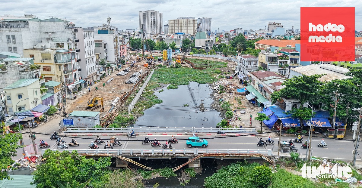 Gói thầu XL02 của dự án từ cầu Bùi Đình Túy đến đường Lương Ngọc Quyến, bao gồm rạch Bình Lợi, rạch Bình Triệu (thuộc phạm vi phường Bình Thạnh và phường Bình Lợi Trung). Ảnh chụp hiện trạng mặt bằng rạch Cầu Sơn đoạn từ cầu Bùi Đình Túy hướng về cầu Đỏ, cầu Chu Văn An vào chiều 3-7 - Ảnh: THUẬN VĂN