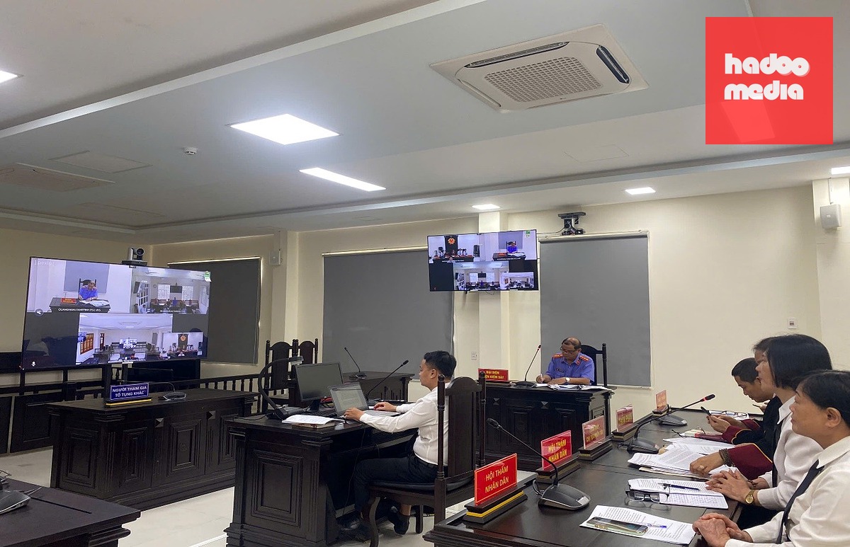 Phiên tòa được xét xử trực tuyến, bị cáo A Thin bị tuyên 10 năm tù với hai tội danh giết người và tàng trữ, sử dụng trái phép vũ khí quân dụng - Ảnh: VĂN MẠNH