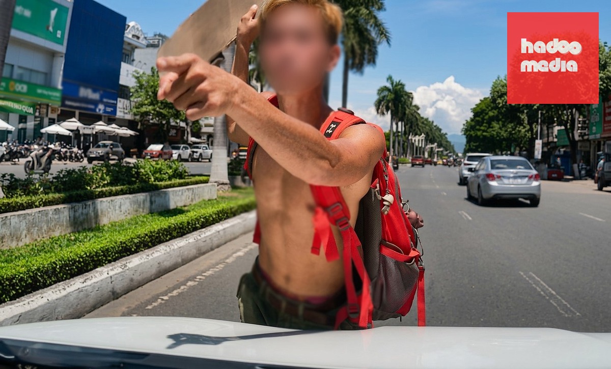 Nam thanh niên trượt ván giữa đường tỏ thái độ khi người dân nhắc nhở - Ảnh cắt từ camera hành trình