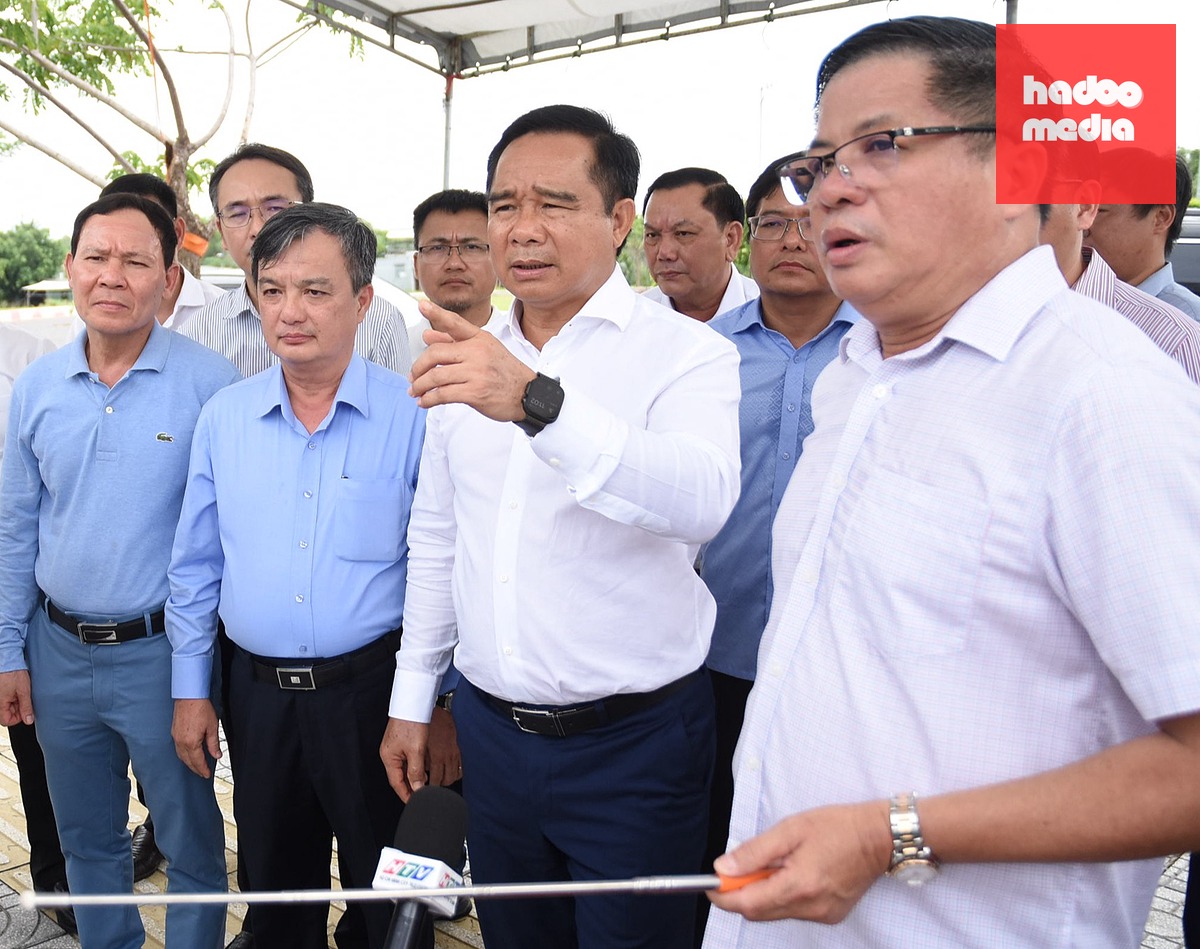 Chủ tịch UBND TP.HCM Nguyễn Văn Được khảo sát thực tế tại Khu công nghiệp dầu khí Long Sơn (xã Long Sơn) - Ảnh: A LỘC