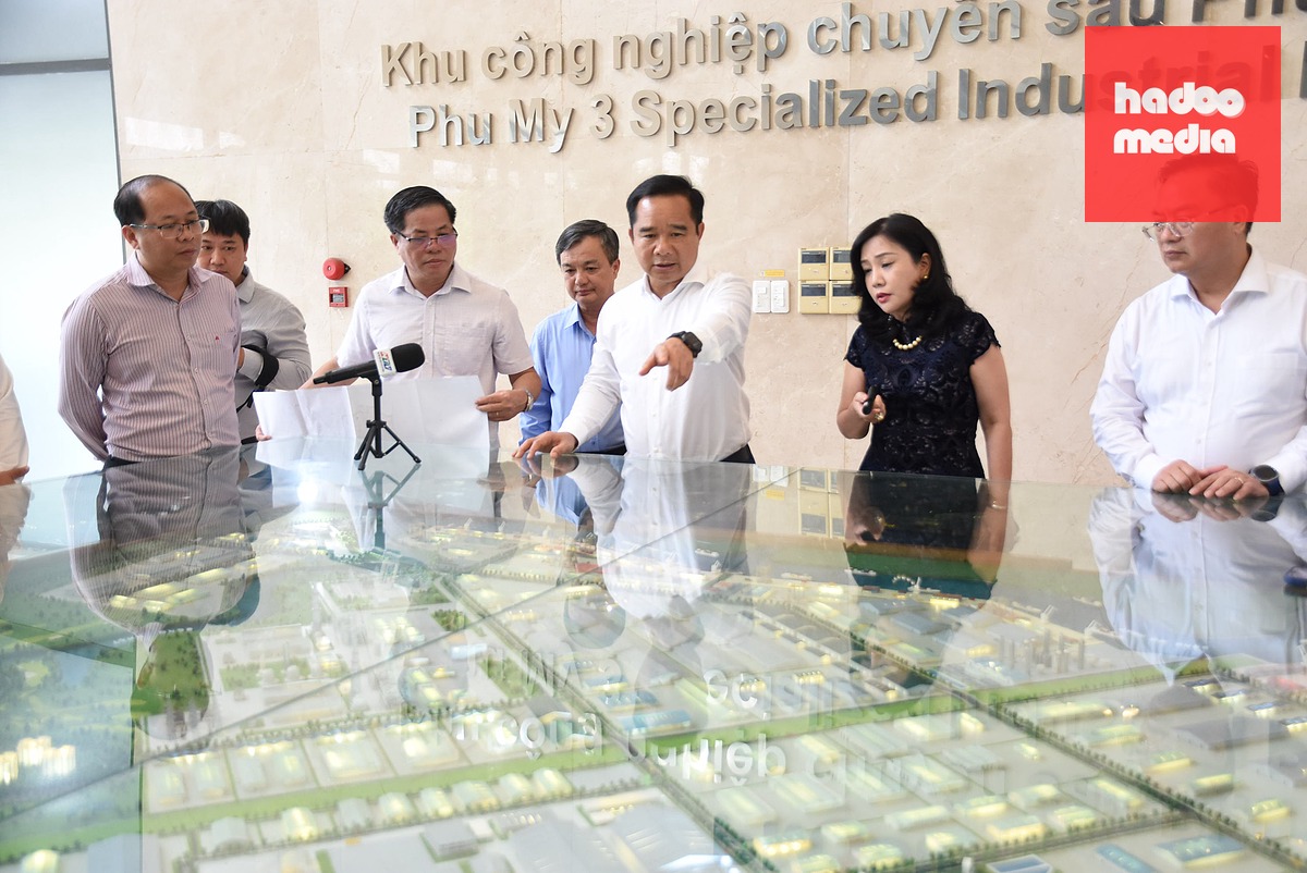 Đại diện Công ty cổ phần Thanh Bình - Phú Mỹ giới thiệu về Khu công nghiệp chuyên sâu Phú Mỹ 3 với đoàn khảo sát - Ảnh: A LỘC
