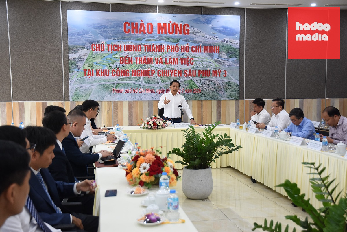 Chủ tịch UBND TP.HCM Nguyễn Văn Được phát biểu kết luận tại buổi làm việc ở Khu công nghiệp chuyên sâu Phú Mỹ 3 - Ảnh: A LỘC