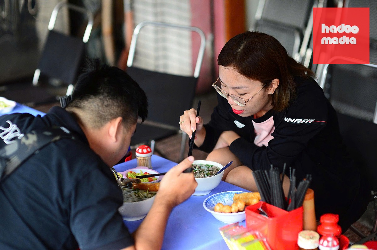 Tại TP.HCM, hủ tíu, bún, mì bán ở các hàng quán nằm trong hẻm nhỏ, vỉa hè hiện giá hầu hết cũng đã 35.000 đồng/tô trở lên - Ảnh: Q.ĐỊNH