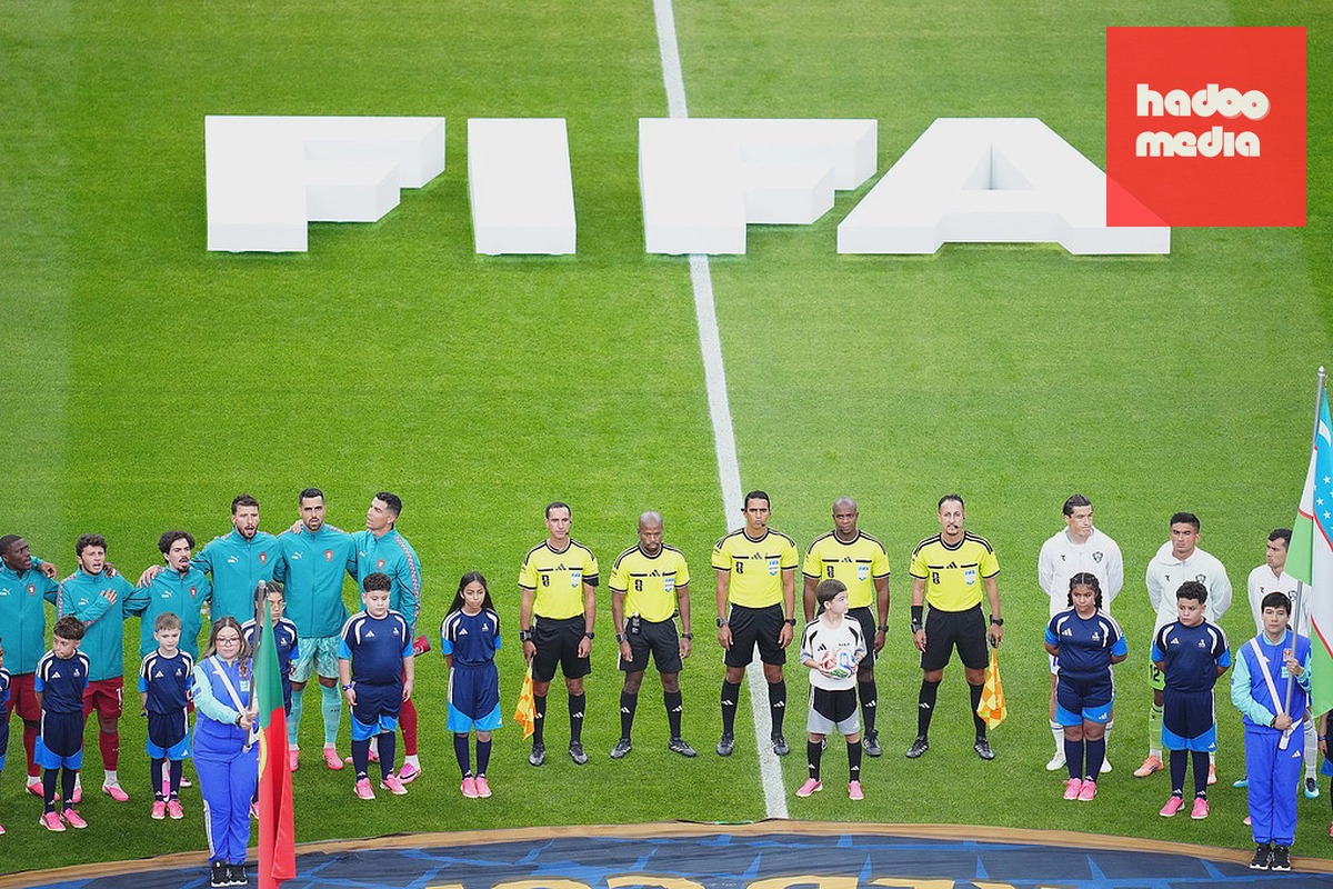 Các cầu thủ xếp hàng trong lễ chào cờ trước trận đấu bảng K World Cup 2026 giữa Bồ Đào Nha và Uzbekistan trên sân Houston, ngày 23/6/2026. Ảnh: AP