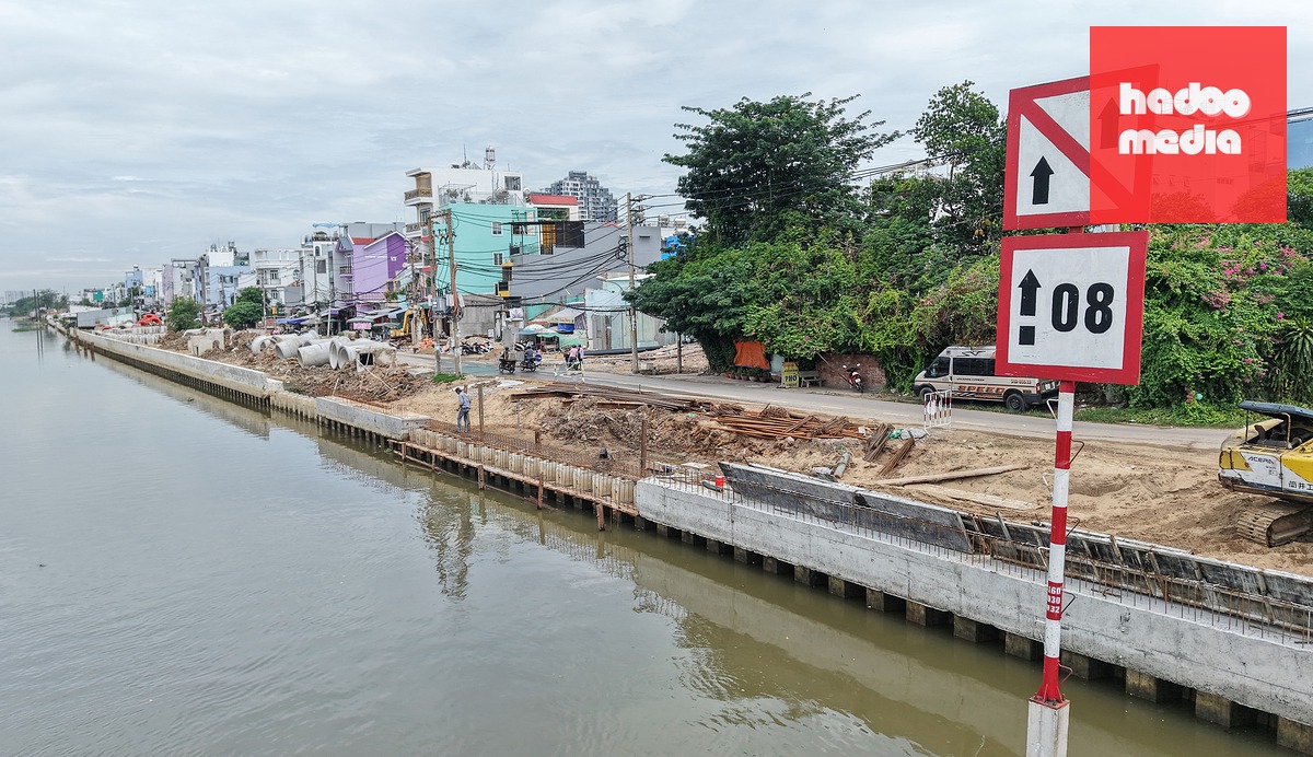 Bờ kè dọc đường Hoài Thanh (phường Phú Định) cơ bản thành hình sau nhiều tháng thi công