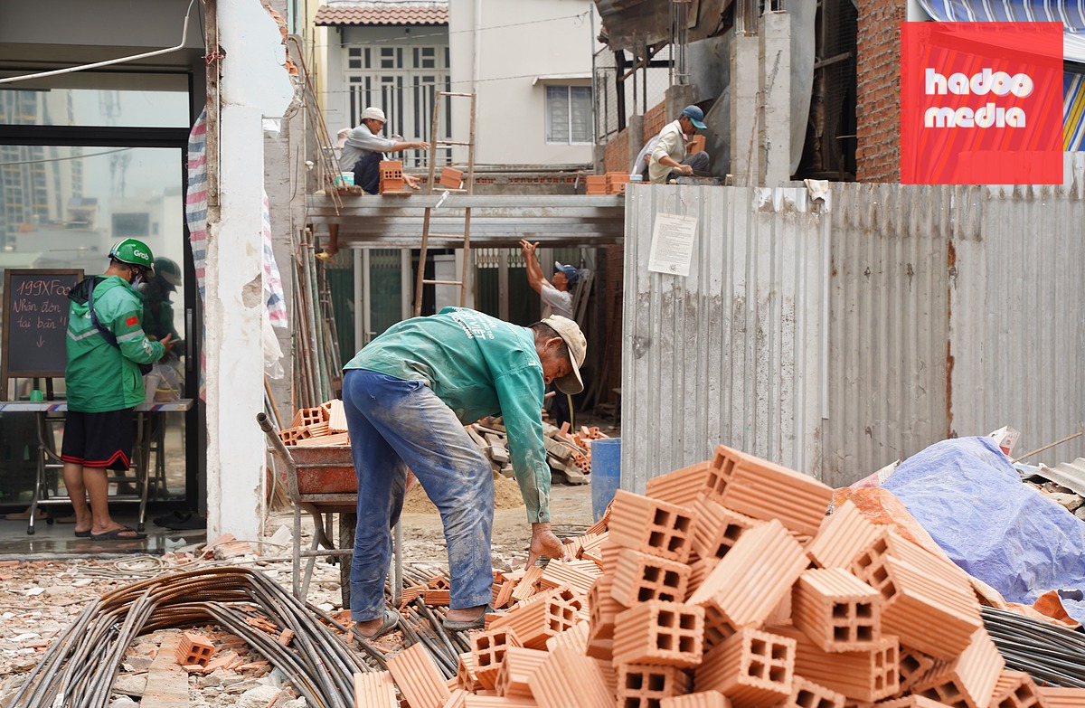 Một số người dân dọc bờ bắc kênh Đôi đang hoàn thiện nhà mới sau di dời, giải tỏa