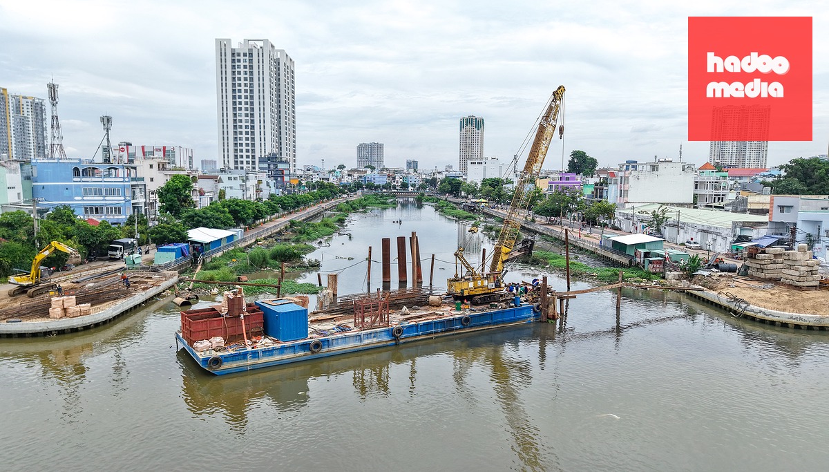 Công nhân triển khai xây dựng cầu Kênh Ngang số 1 nối đường Hoài Thanh với đường Nguyễn Duy dọc tuyến kênh Đôi