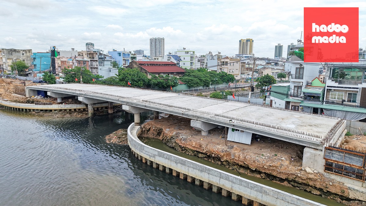 Cầu Hiệp Ân 2 thuộc gói thầu xây lắp 2 của dự án đã tổ chức triển khai thi công ngày 15-9-2025. Đến hiện nay, sản lượng thi công đạt khoảng 60% (khối lượng bao gồm thi công cừ ván bê tông dự ứng lực, cọc khoan nhồi, thi công sàn bê tông dầm cầu, thi công dầm mũ bê tông cốt thép…). Dự kiến hoàn thành trong tháng 9-2026
