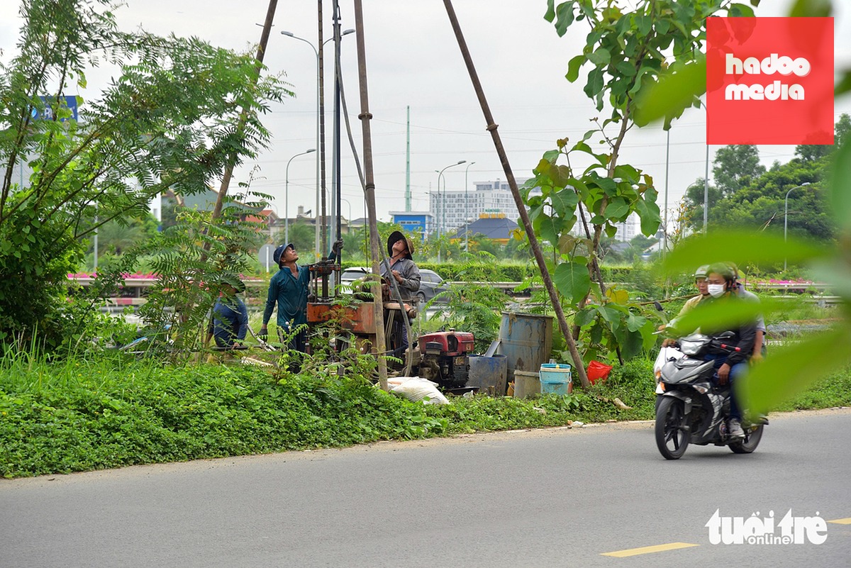 Các đơn vị liên quan khoan khảo sát địa chất dọc tuyến đường sắt Thủ Thiêm - Long Thành, tạo cơ sở cho công tác thiết kế và triển khai dự án trong thời gian tới - Ảnh: TRÍ ĐỨC
