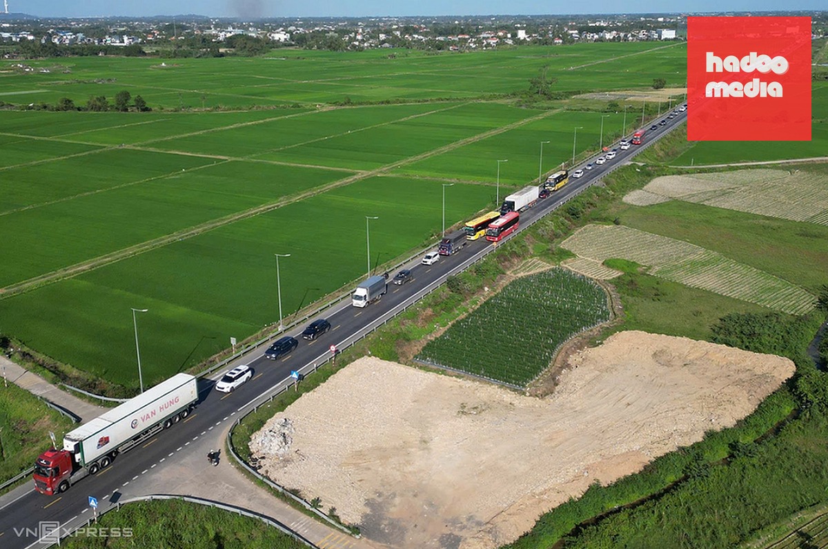 Đoạn đường dẫn vào cao tốc Đà Nẵng - Quảng Ngãi giao với quốc lộ 1 sẽ là điểm đầu của tuyến đường nối với đường ven biển. Ảnh: Phạm Linh