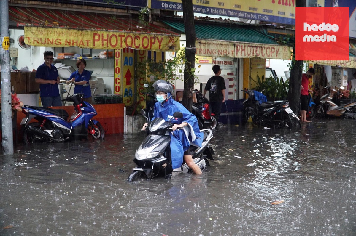 Mưa ngập ở Thảo Điền, TP.HCM - Ảnh: CHÂU TUẤN