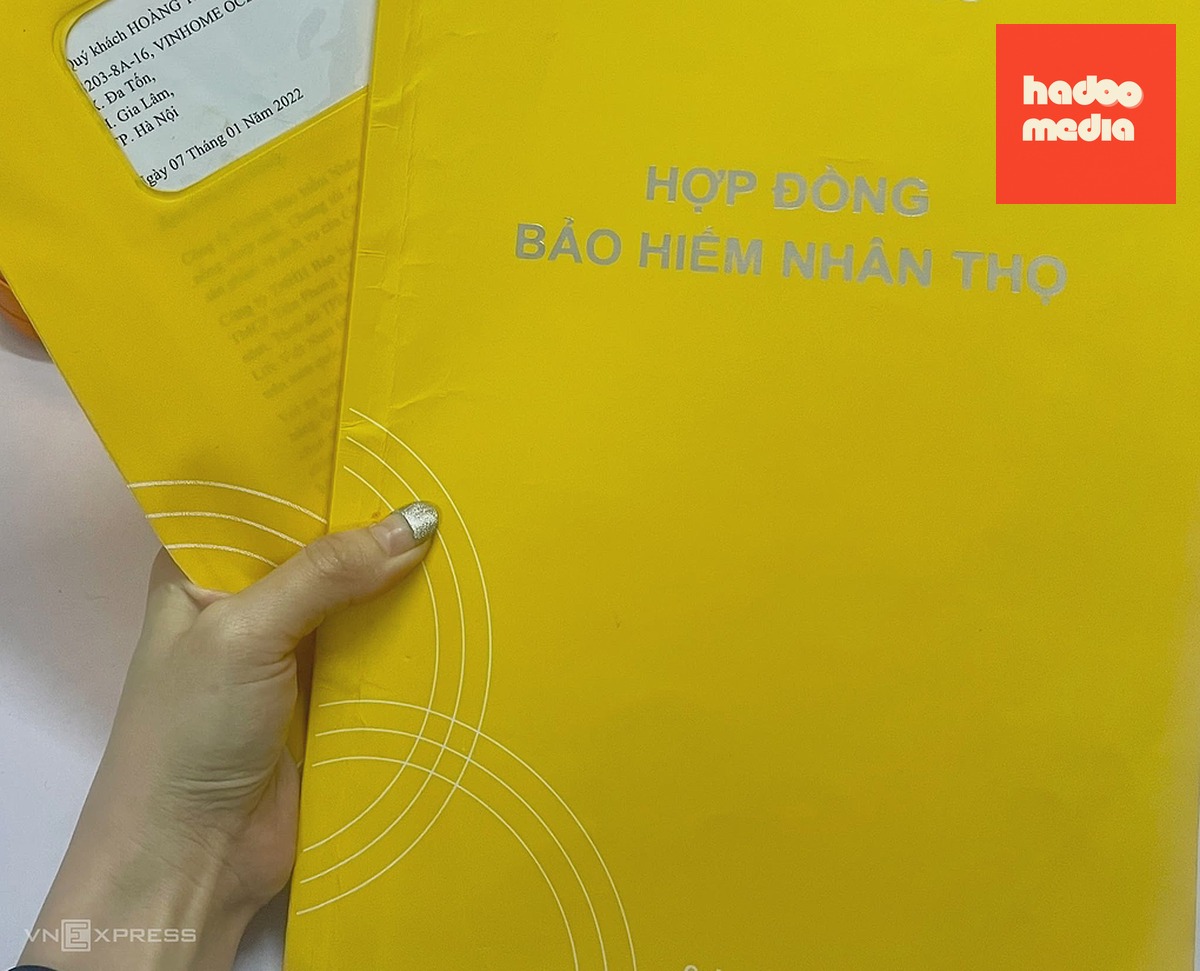 Hợp đồng bảo hiểm nhân thọ của một khách hàng. Ảnh: Quỳnh Trang