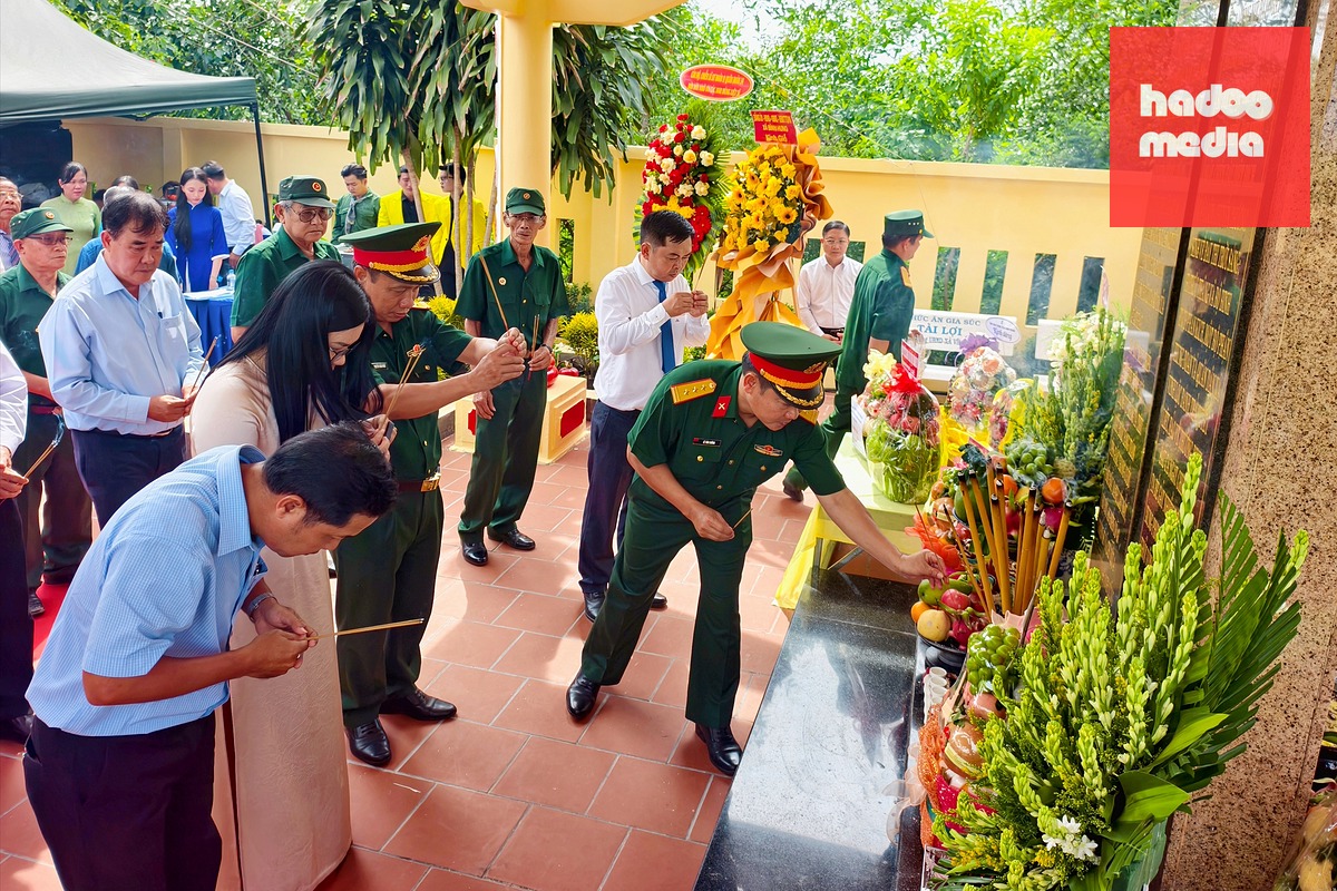 Dâng hương tưởng niệm tại Khu tưởng niệm bộ đội An Điền và cán bộ, chiến sĩ, nhân dân hy sinh tại đồng bưng Láng Sấu, xã Vĩnh Lộc, TP.HCM - Ảnh: NGỌC KHẢI