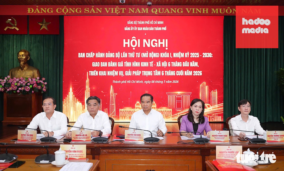 Chủ tịch UBND TP.HCM yêu cầu hội nghị tập trung các giải pháp để đạt tăng trưởng hai con số trong thời gian còn lại của năm 2026 - Ảnh: HOÀNG TRIỀU