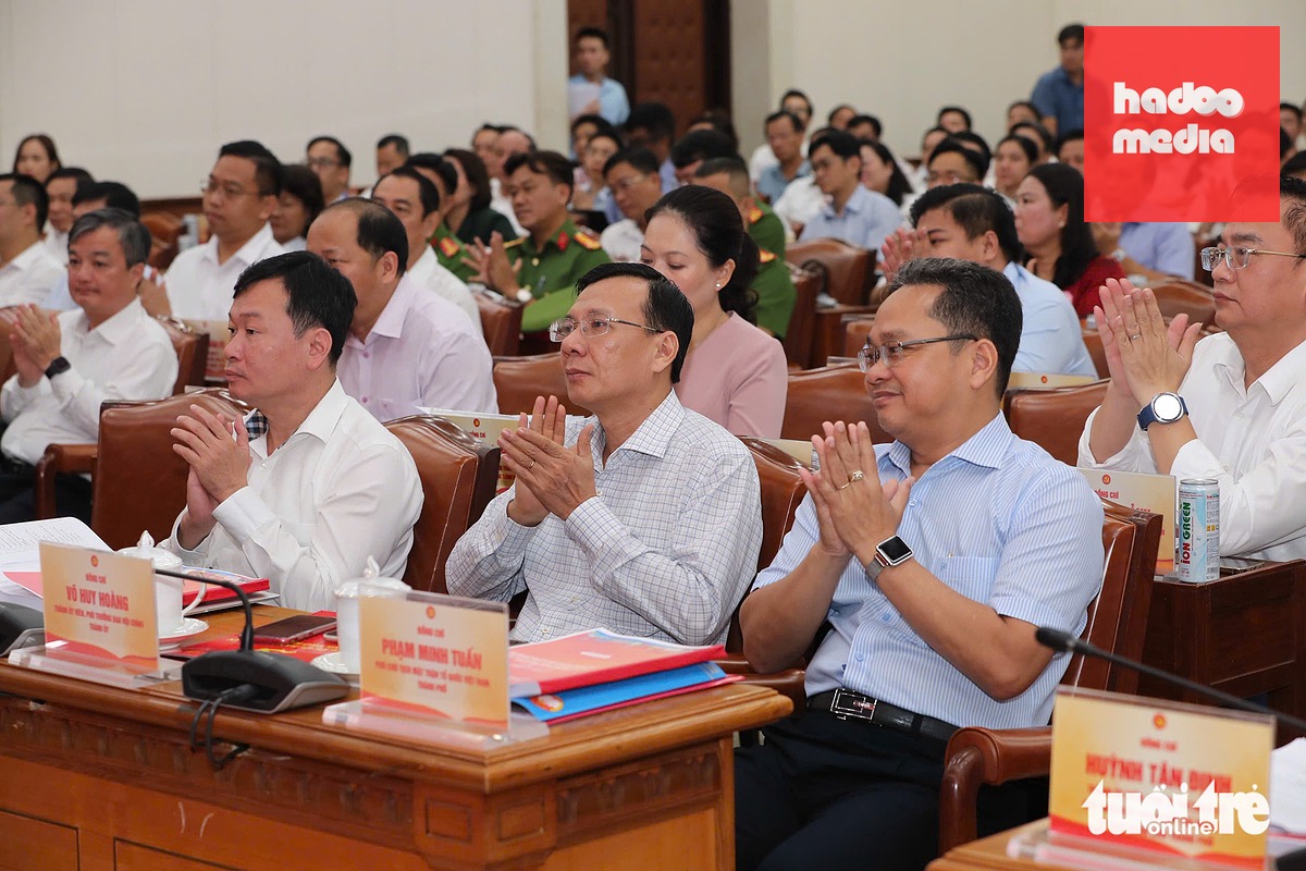 Hội nghị có sự tham gia đông đảo các cơ quan, ban ngành, địa phương bằng hình thức trực tiếp và trực tuyến - Ảnh: HOÀNG TRIỀU
