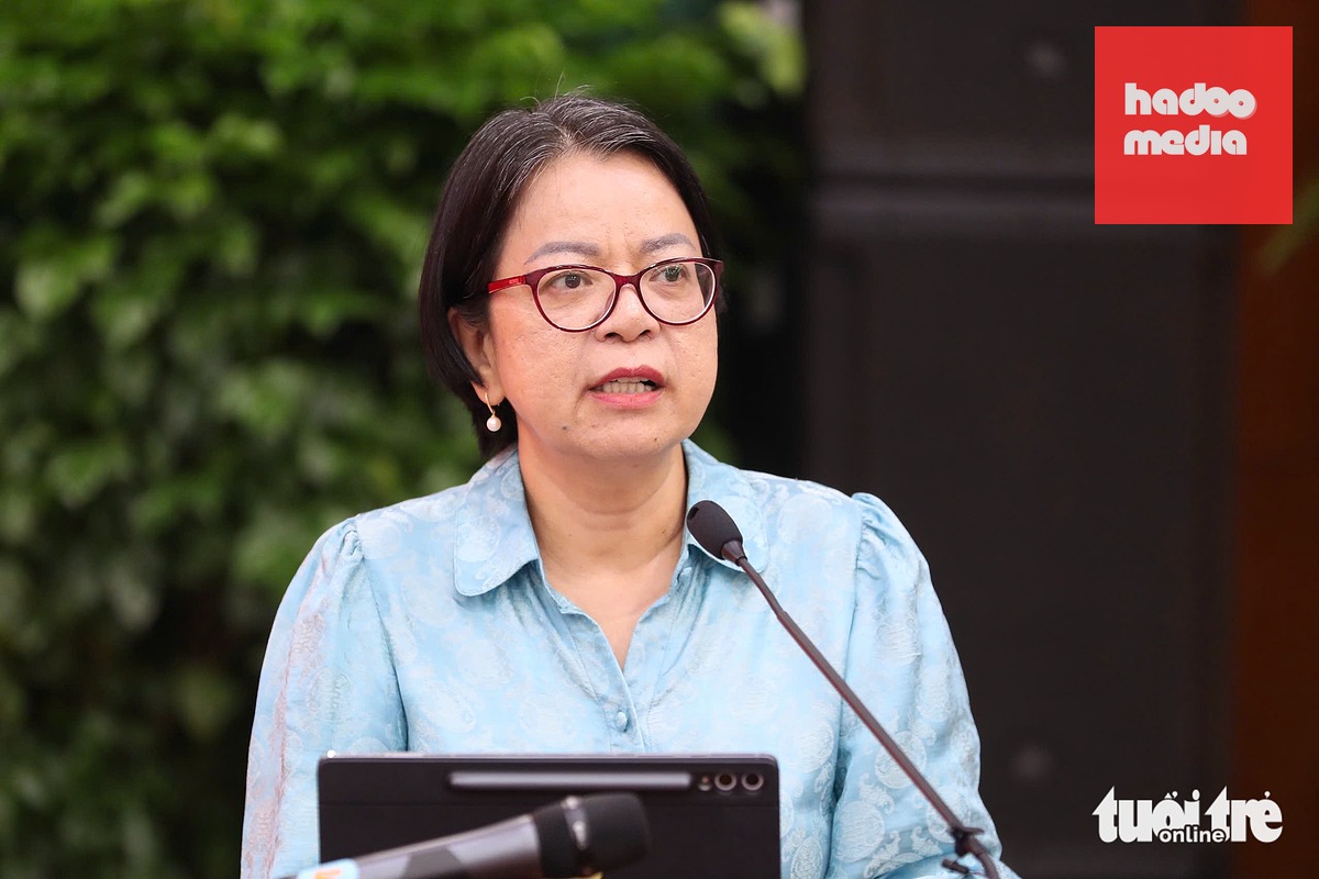 Giám đốc Trung tâm Chuyển đổi số TP.HCM Võ Thị Trung Trinh trình bày tham luận tại hội nghị - Ảnh: HOÀNG TRIỀU