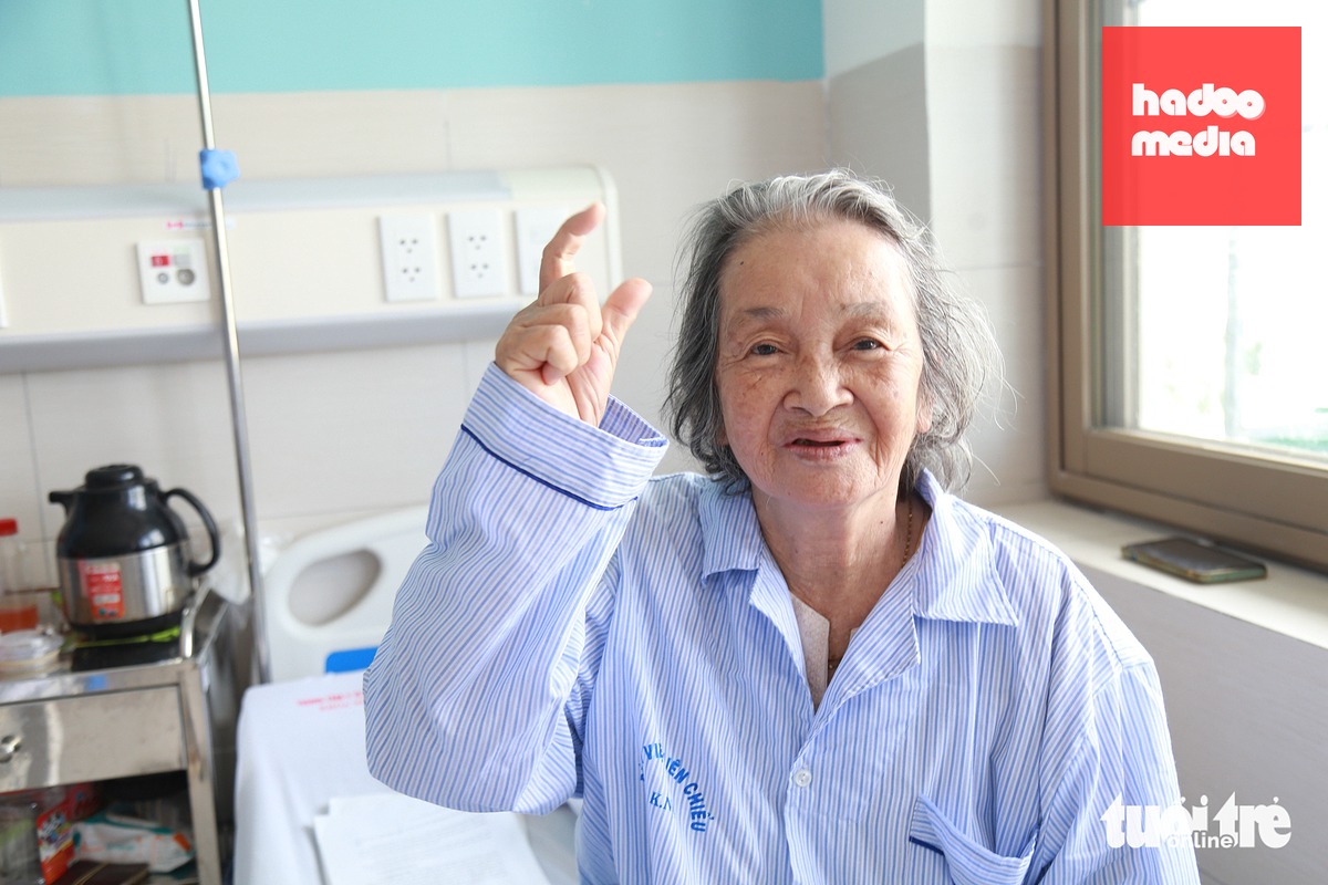 Bà Nguyễn Thị Kim Dung (81 tuổi, trú phường Hải Vân, Đà Nẵng) nói cơ sở mới khang trang như khách sạn, ai chưa đau lắm cũng muốn xuống viện - Ảnh: CHÂU SA