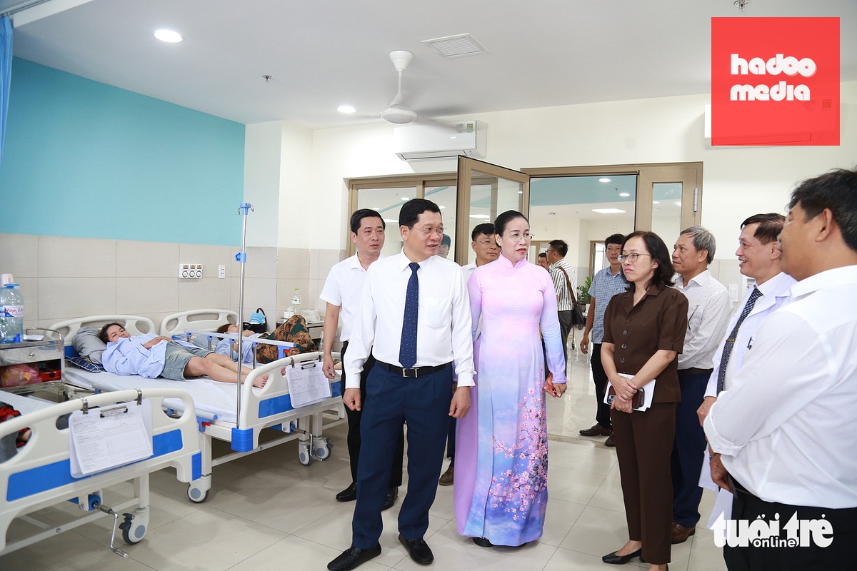 Lãnh đạo thành phố tham quan cơ sở mới - Ảnh: CHÂU SA