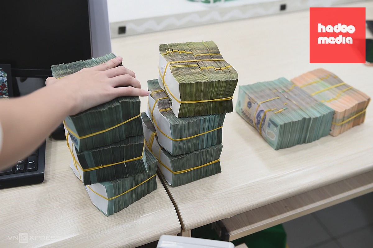 Giao dịch tại một ngân hàng thương mại. Ảnh: Thanh Tùng