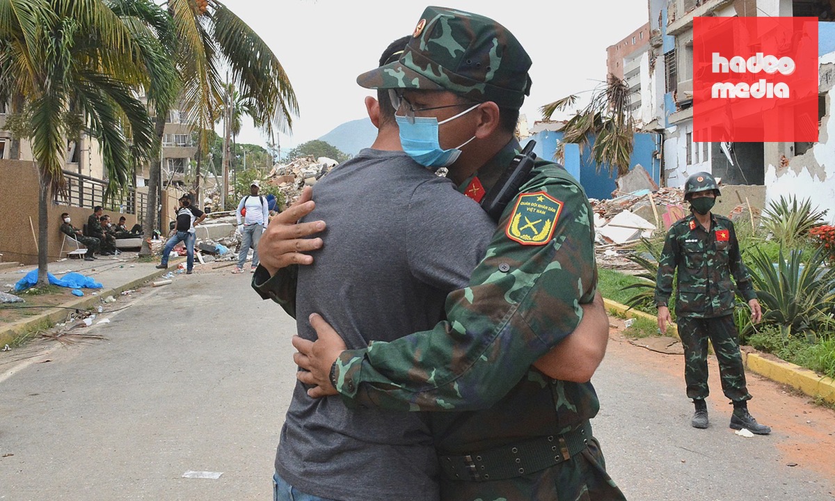 Quân nhân Việt Nam an ủi, động viên một người dân Venezuela. Ảnh: Quân đội Việt Nam