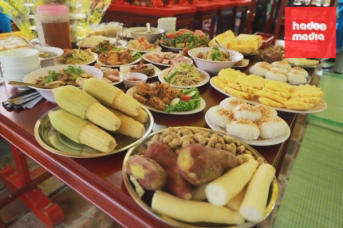 Ngô, khoai, sắn, lạc, cơm nắm..., những món ăn của người chạy nạn khi xưa. Ảnh: Võ Thạnh