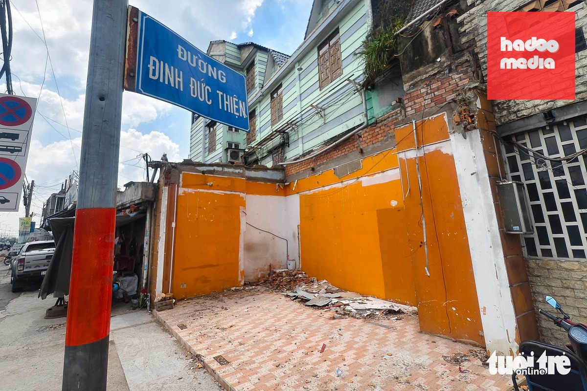 Người dân ở Bình Chánh tháo dỡ nhà, giao mặt bằng dự án mở rộng quốc lộ 1 - Ảnh 5.