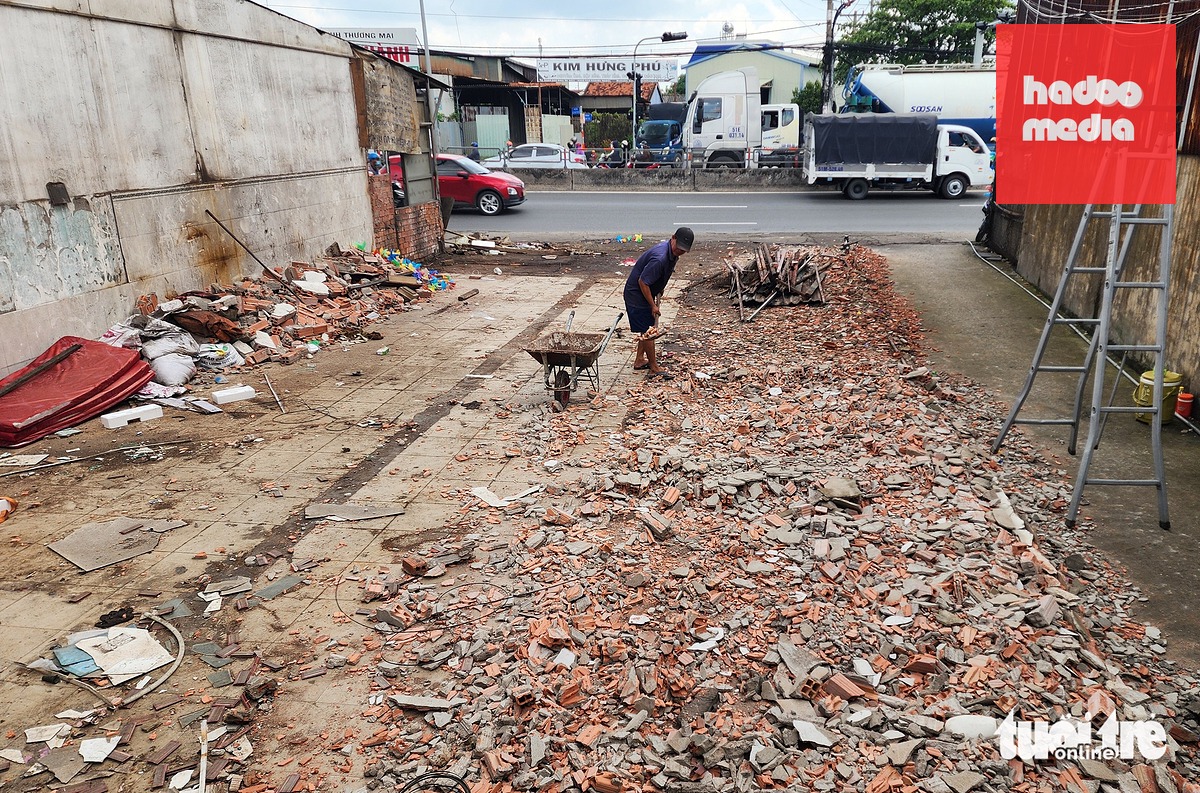 Một trường hợp tháo dỡ nhà để bàn giao mặt bằng cho dự án nâng cấp, mở rộng quốc lộ 1 - Ảnh: NGỌC KHẢI