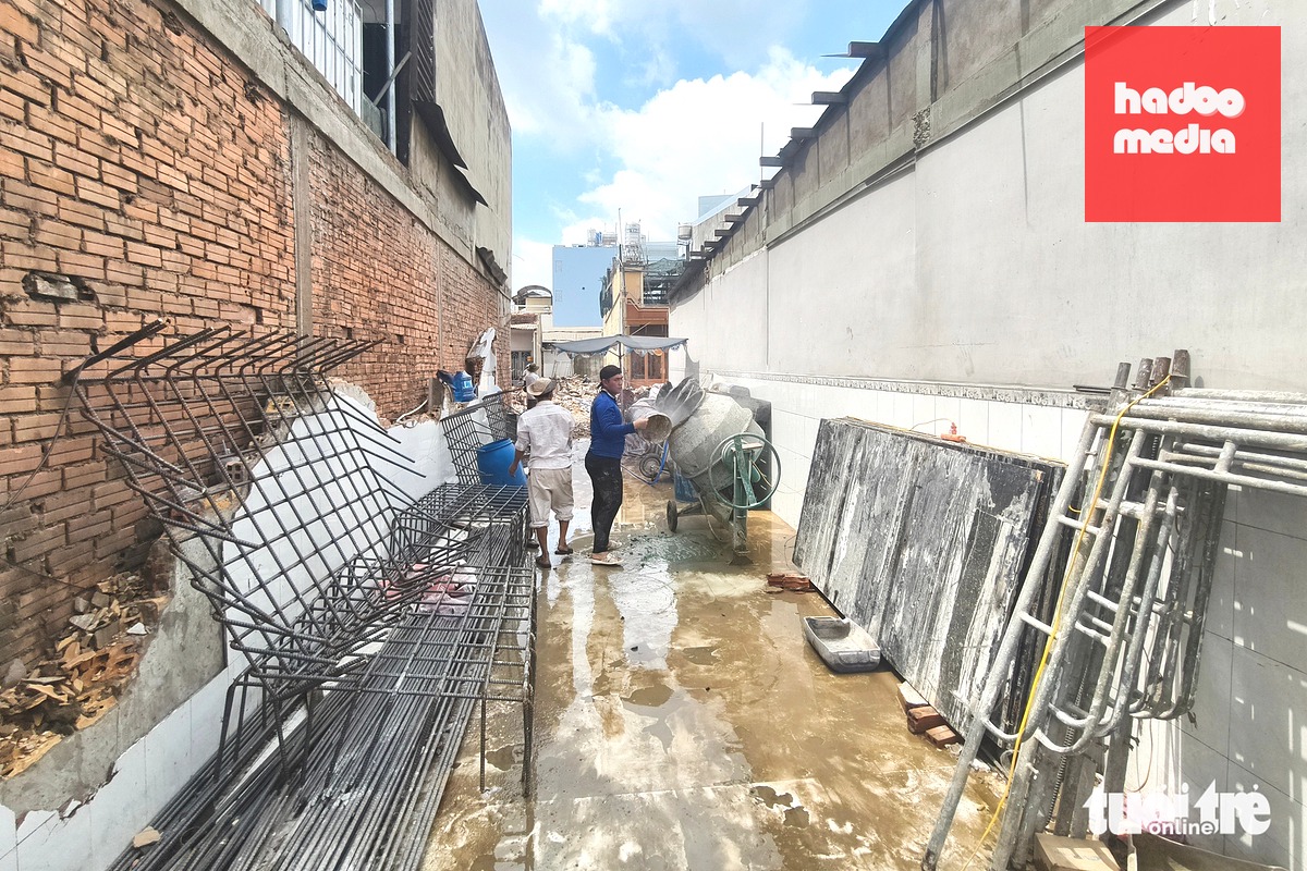 Sau khi tháo dỡ nhà và bàn giao mặt bằng, một hộ dân đã được cấp giấy phép xây dựng và đang xây nhà trên phần đất còn lại - Ảnh: NGỌC KHẢI