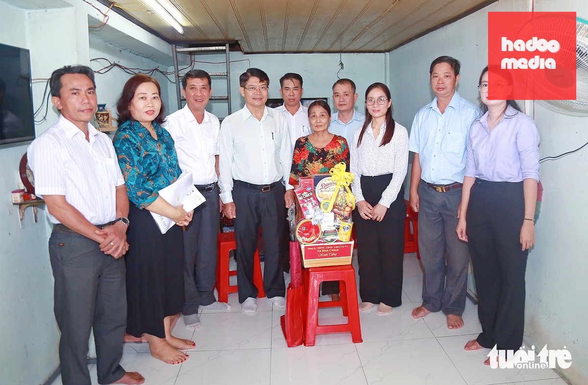 Đoàn công tác của xã Bình Chánh thăm hỏi, động viên một hộ dân ảnh hưởng bởi dự án nâng cấp, mở rộng quốc lộ 1 - Ảnh: NGỌC KHẢI chụp ngày 17-6
