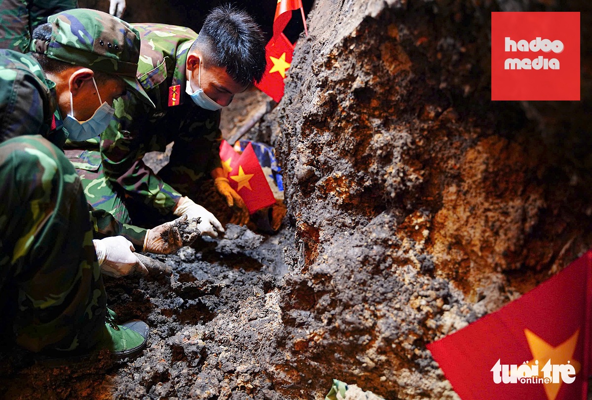 Đến nay lực lượng chức năng đã tìm thấy 11 bộ hài cốt liệt sĩ cùng nhiều di vật đi kèm tại công viên Lê Thị Riêng - Ảnh: TRÍ ĐỨC