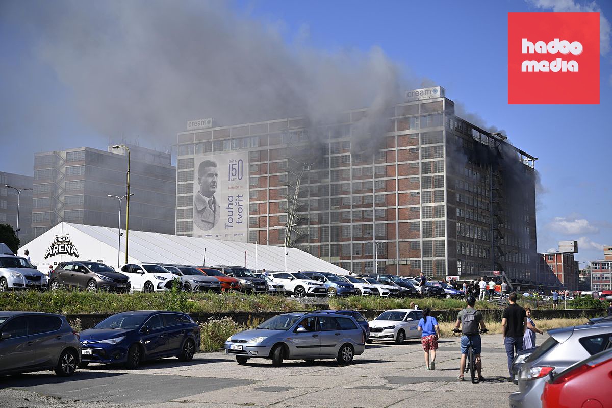 Hasiči zasahují při požáru výškové budovy v centru Zlína.