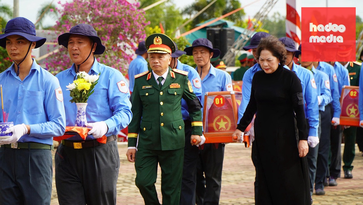Phó chủ tịch Quốc hội Nguyễn Thị Hồng đón các liệt sĩ đến nghĩa trang liệt sĩ Tam Nông. Ảnh: Trần Thanh