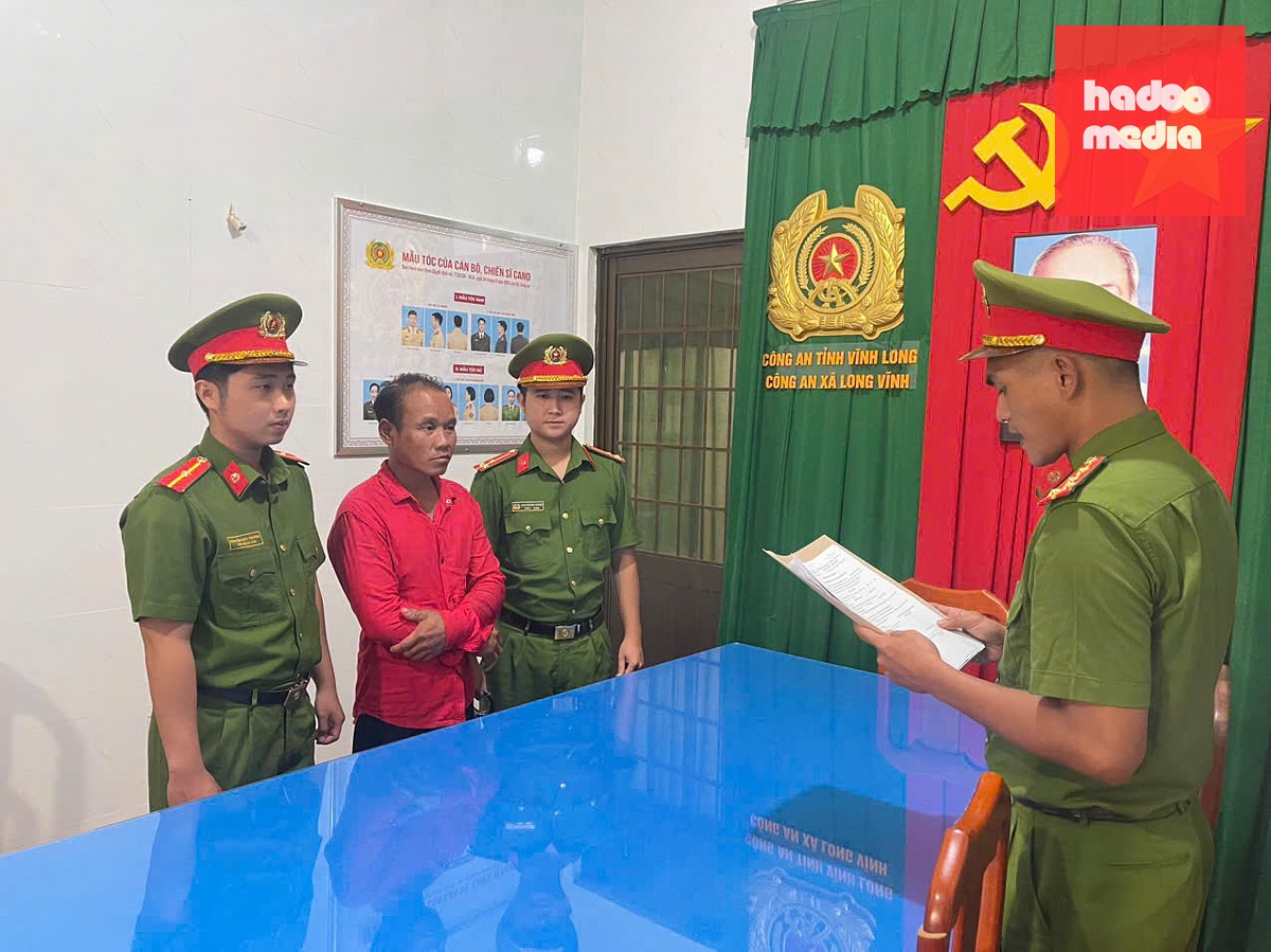 Cơ quan Cảnh sát điều tra thi hành lệnh giữ người trong trường hợp khẩn cấp đối với Ngô Văn Mười Hai - Ảnh: Công an Vĩnh Long