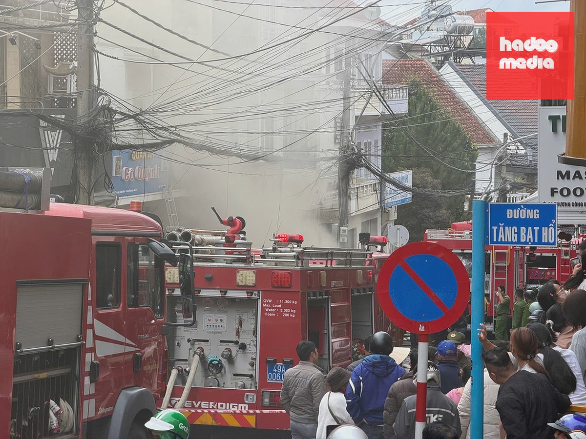 Khói thoát cuồn cuộn từ tầng hầm căn nhà cháy. Ảnh: Khánh Hương