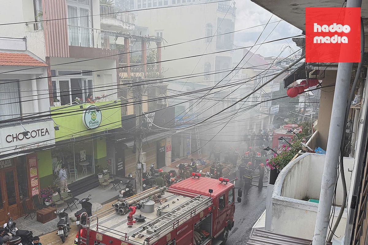 Một đoạn phố sầm uất được cảnh sát phong tỏa để dập lửa. Ảnh: Khánh Hương
