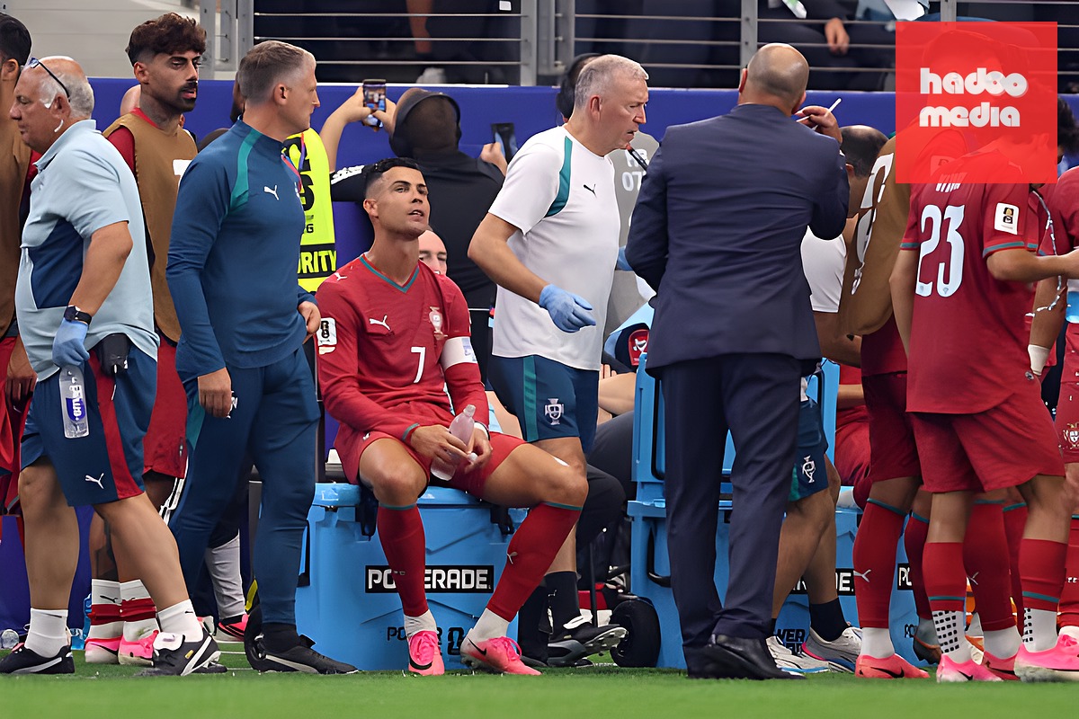 Martinez đã chọn cách nhượng bộ Ronaldo. Ảnh: Getty Images.