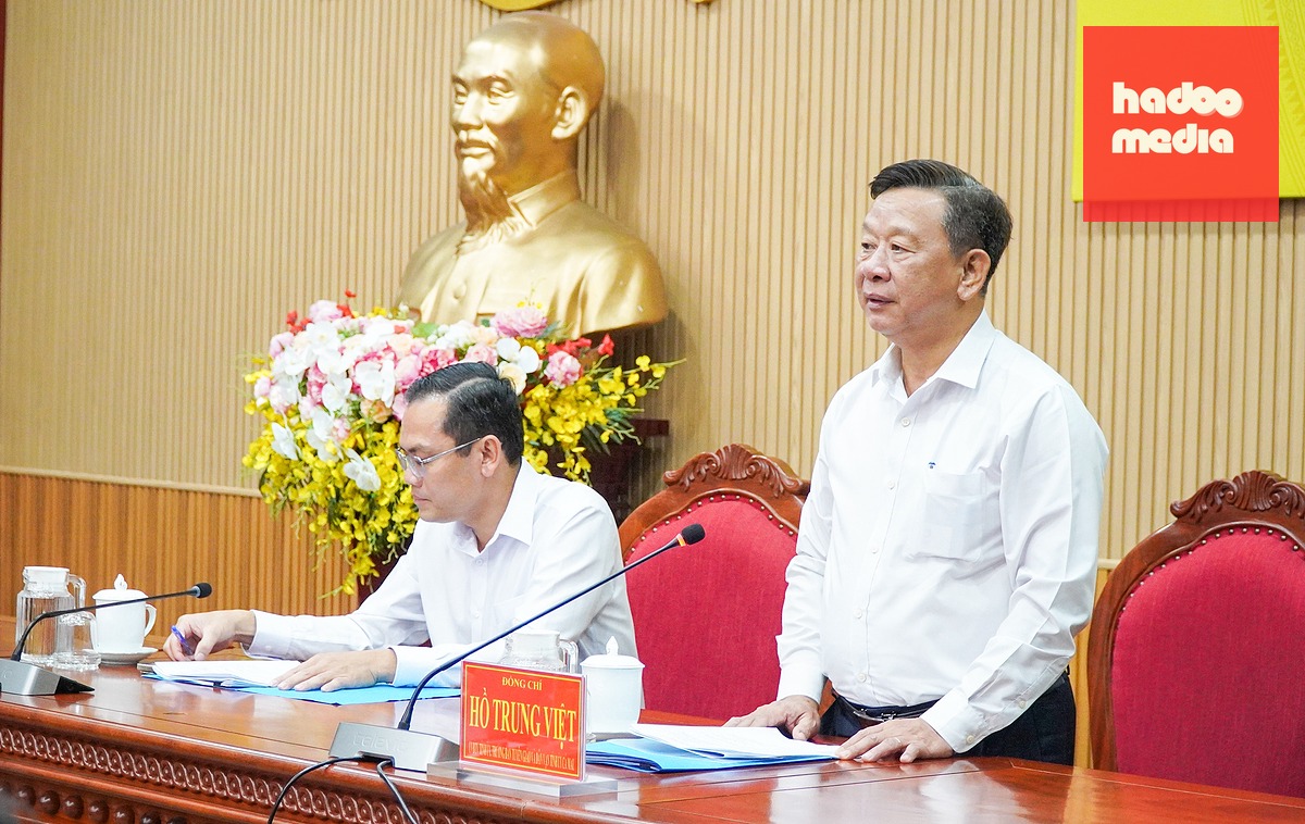 Ông Hồ Trung Việt - Trưởng Ban Tuyên giáo và Dân vận Tỉnh ủy Cà Mau - giải thích với các cơ quan báo chí - Ảnh: THANH HUYỀN