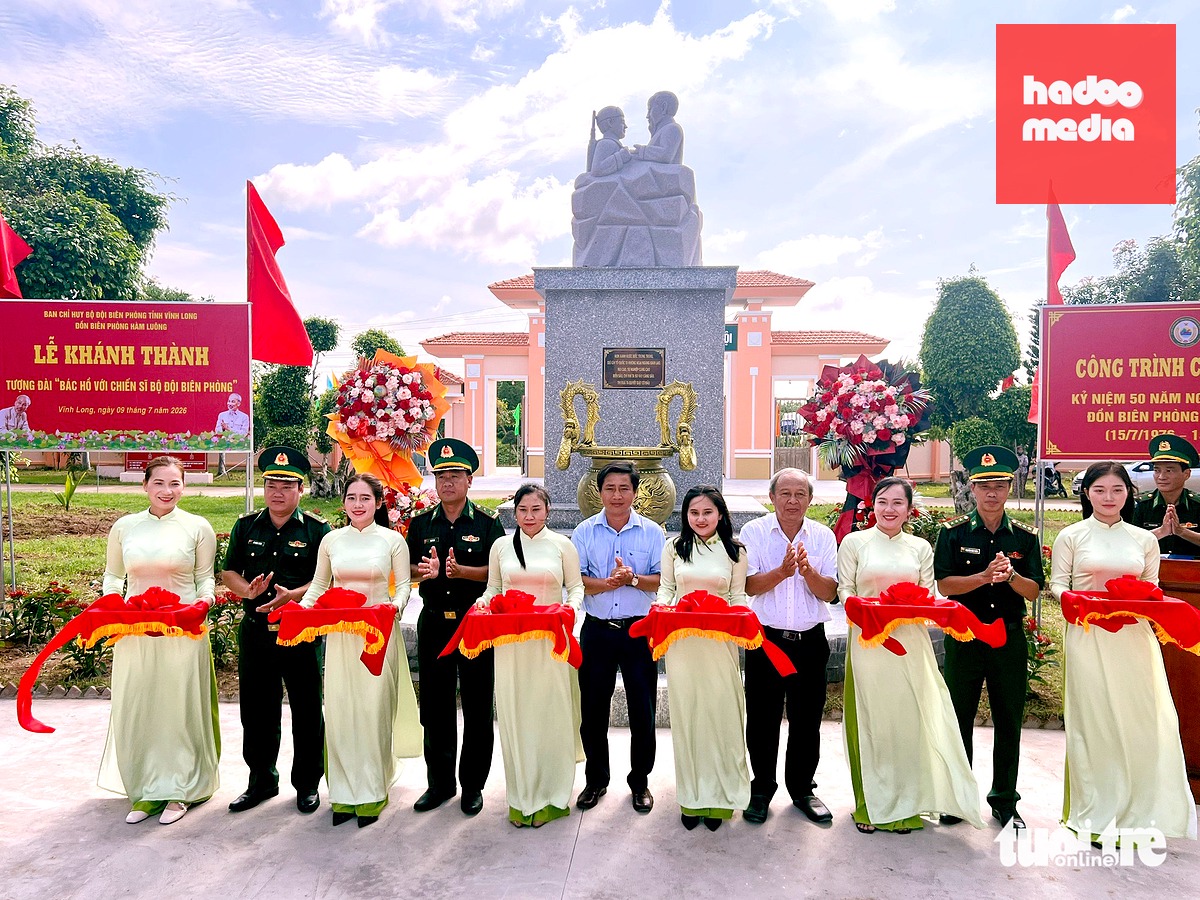 Thực hiện nghi thức cắt băng khánh thành công trình Bác Hồ với chiến sĩ Bộ đội biên phòng - Ảnh: H.T.