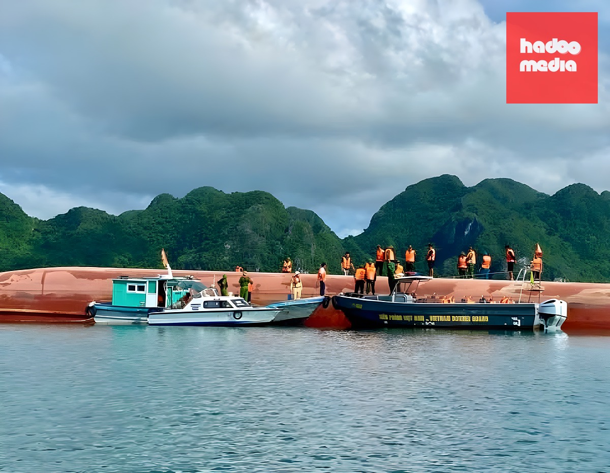 Tàu hàng bị lật úp chiều 9/7. Ảnh: Lê Tân