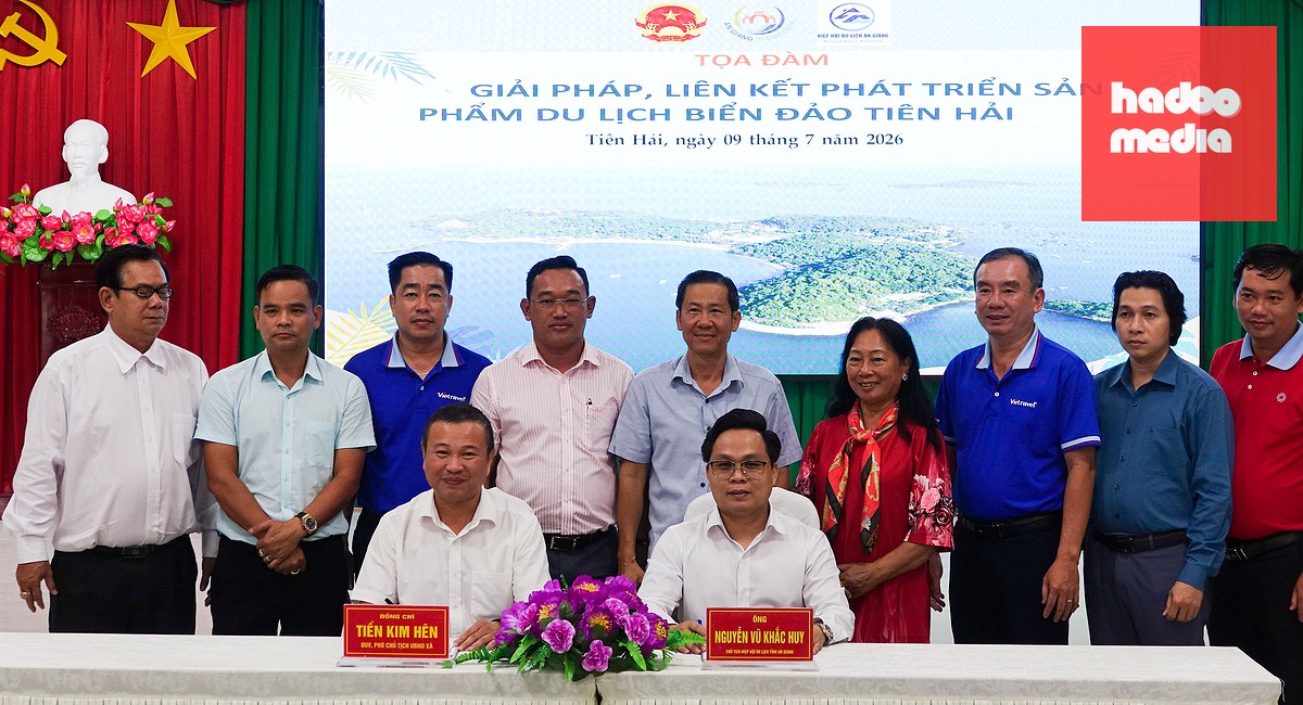 UBND xã Tiên Hải (tỉnh An Giang)  ký kết hợp tác với Hiệp hội Du lịch tỉnh An Giang phát triển du lịch trên đảo Hải Tặc - Ảnh: CHÍ CÔNG