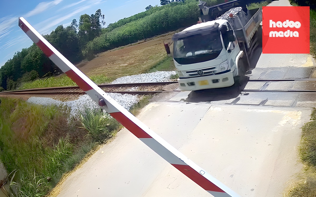 Tài xế xe đầu kéo tông gãy gác chắn đường sắt, bị phạt 41,5 triệu đồng - Ảnh 2.