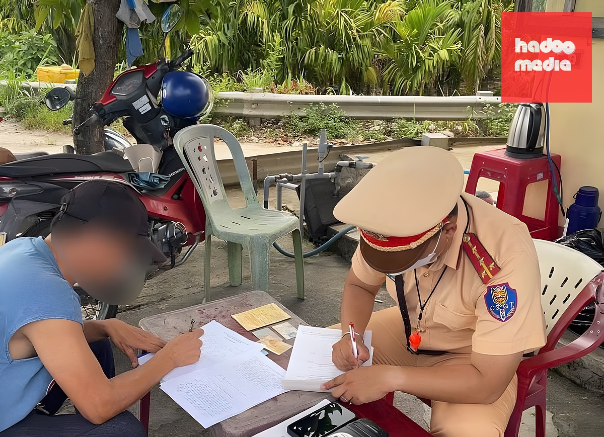 Tài xế bị xử phạt, tước giấy phép lái xe 2 tháng - Ảnh: GIANG GIANG