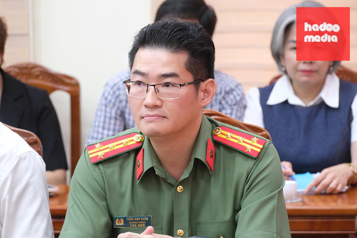 Đại tá Trần Anh Tuấn, Trưởng Phòng Tham mưu Công an tỉnh Tuyên Quang, thông tin kết quả điều tra vụ hơn 140 điểm 10 toán bất thường, tại họp báo chiều 9-7 - Ảnh: NGUYÊN BẢO