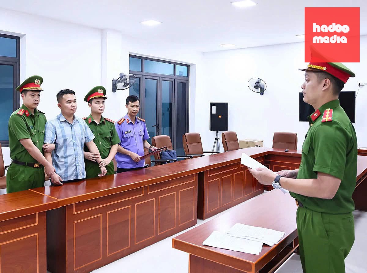 Công an thực hiện các biện pháp tố tụng với bị can Nguyễn Hà Duy - Ảnh: Công an Tuyên Quang