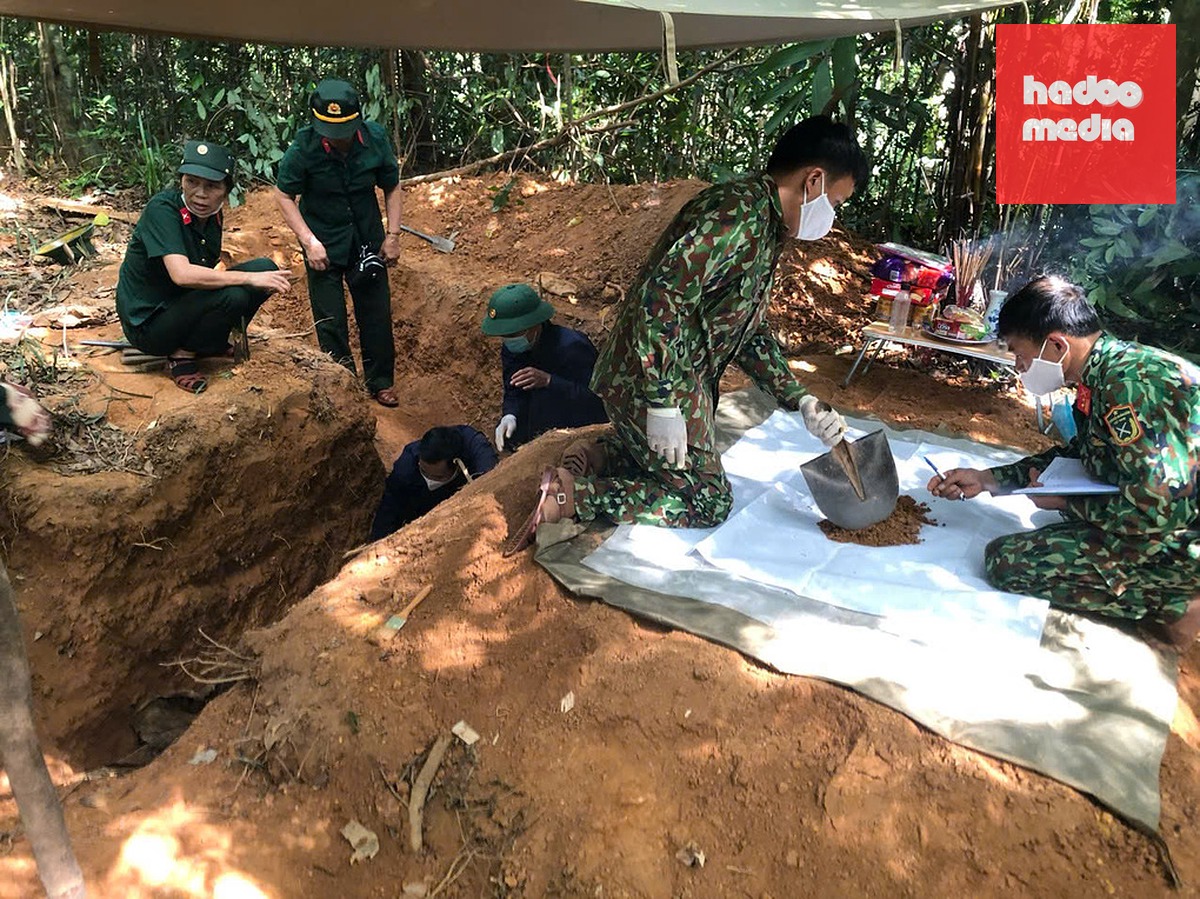 Lực lượng quân đội quy tập hài cốt tại khu vực an táng liệt sĩ Đào Xuân Huân. Ảnh: Gia đình cung cấp