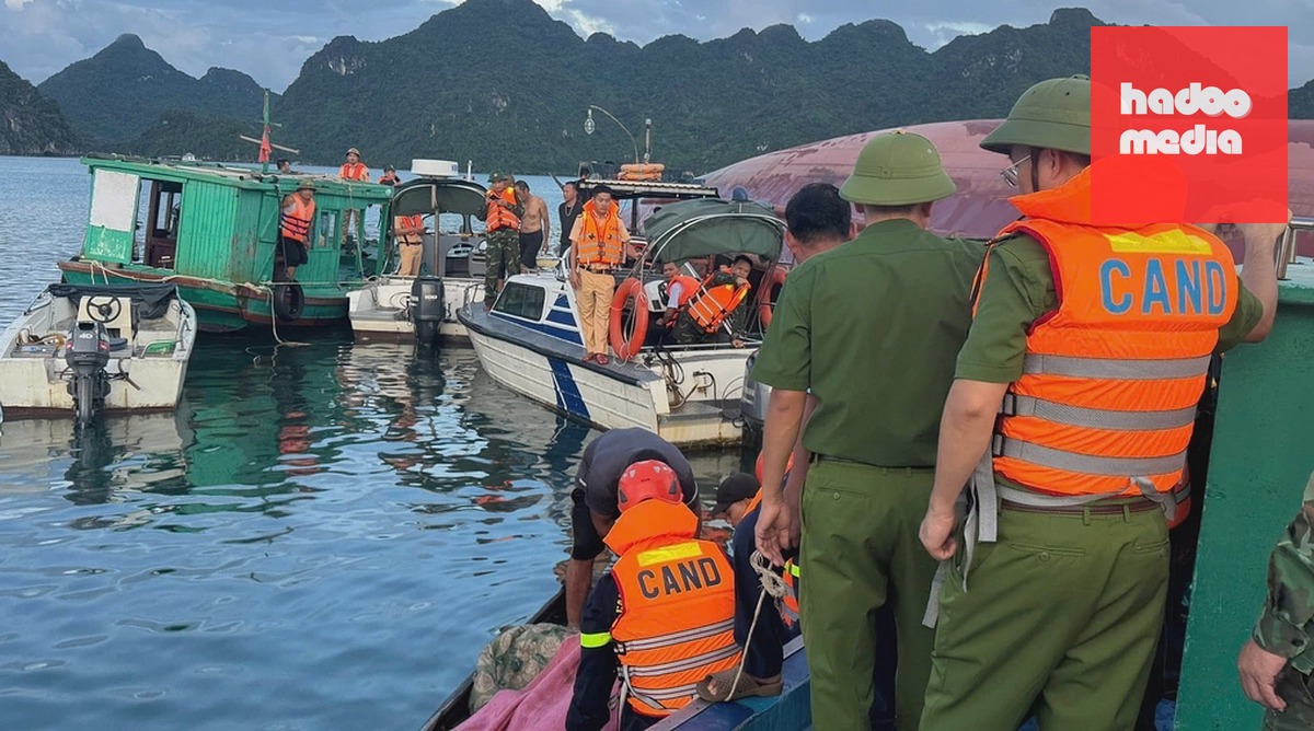 Lực lượng cứu hộ tiếp cận tàu gặp nạn để tìm kiếm nạn nhân. Ảnh: Công an tỉnh Quảng Ninh