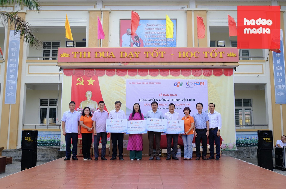 Đại diện các đơn vị trường đón nhận bàn giao từ đoàn tài trợ. Ảnh: Quỳnh Anh