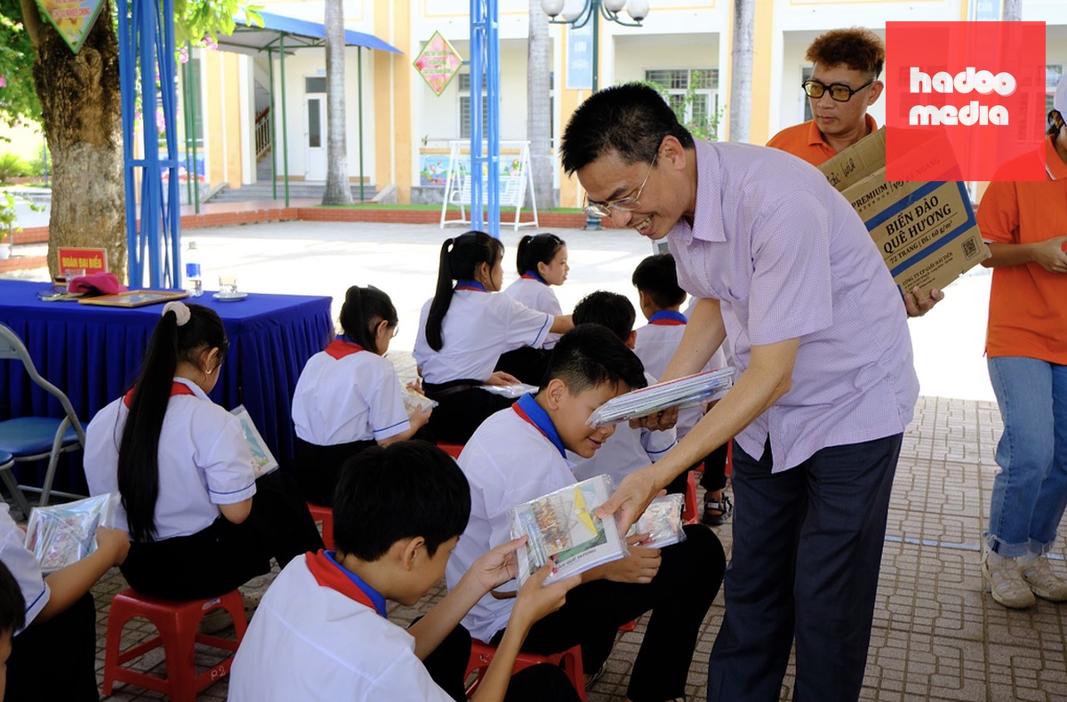 Ông Phạm Quang Hưởng - Phó Chủ tịch Thường trực Công đoàn Khoa học và Công nghệ Việt Nam trao tặng quà cho học sinh tại trường THCS Đồng Trạch. Ảnh: Quỳnh Anh