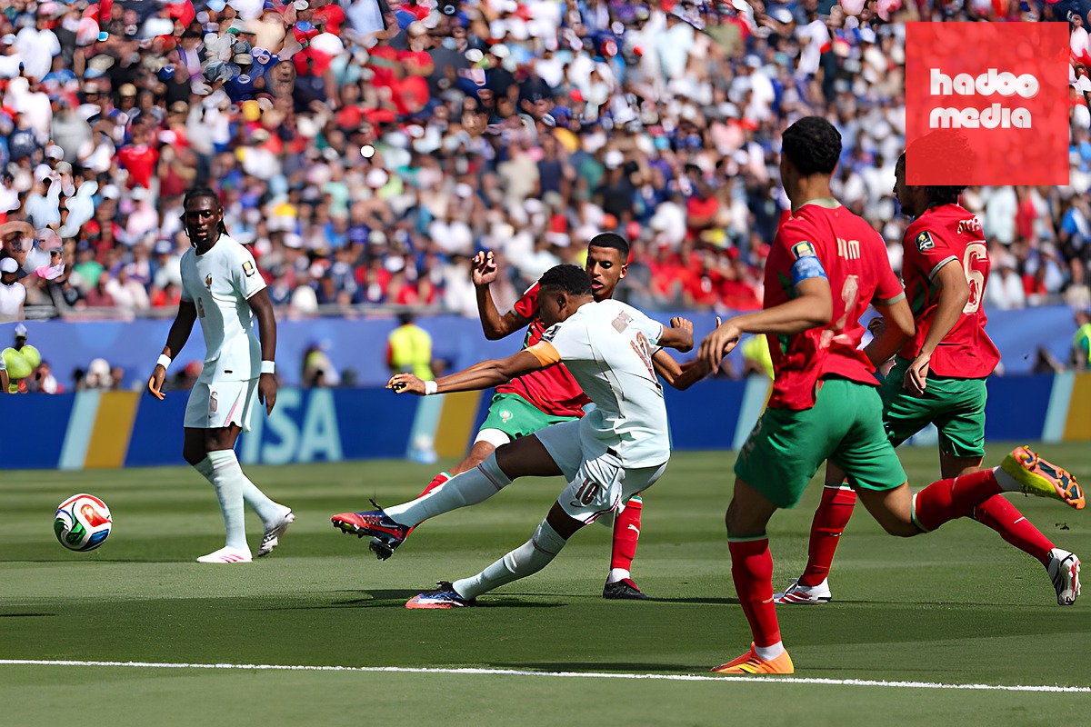 Mbappe thử tài Bounou bằng cú sút xa uy lực.